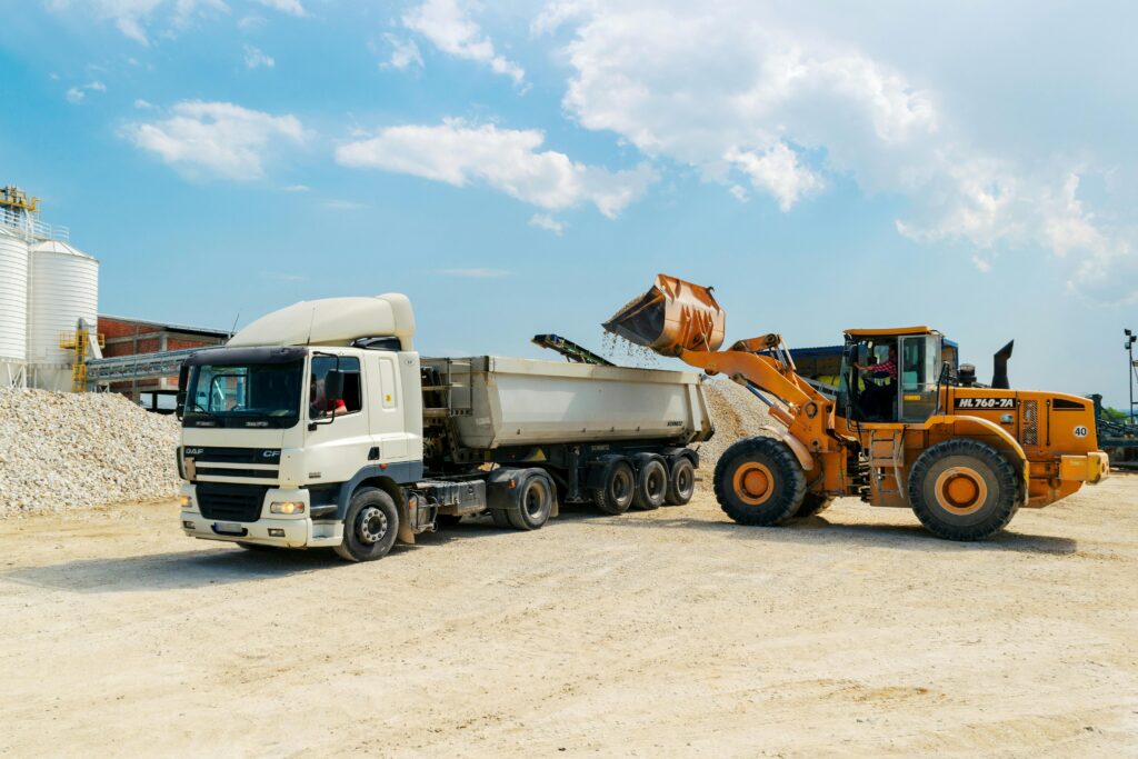 Escavadora cargando camión